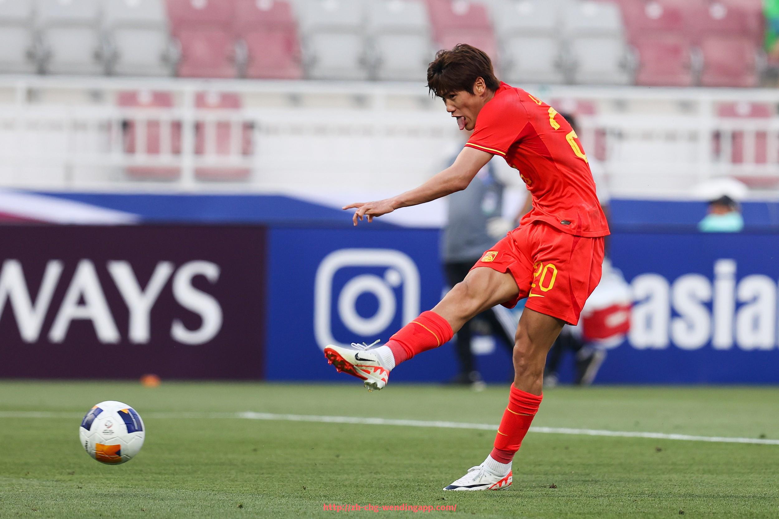 问鼎娱乐官网-英超灰黑竖条纹球衣是哪支球队的？